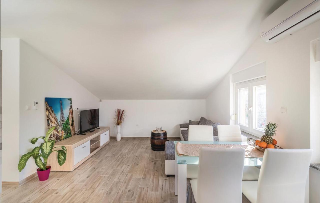 Apartment 1 Bedroom Awesome In